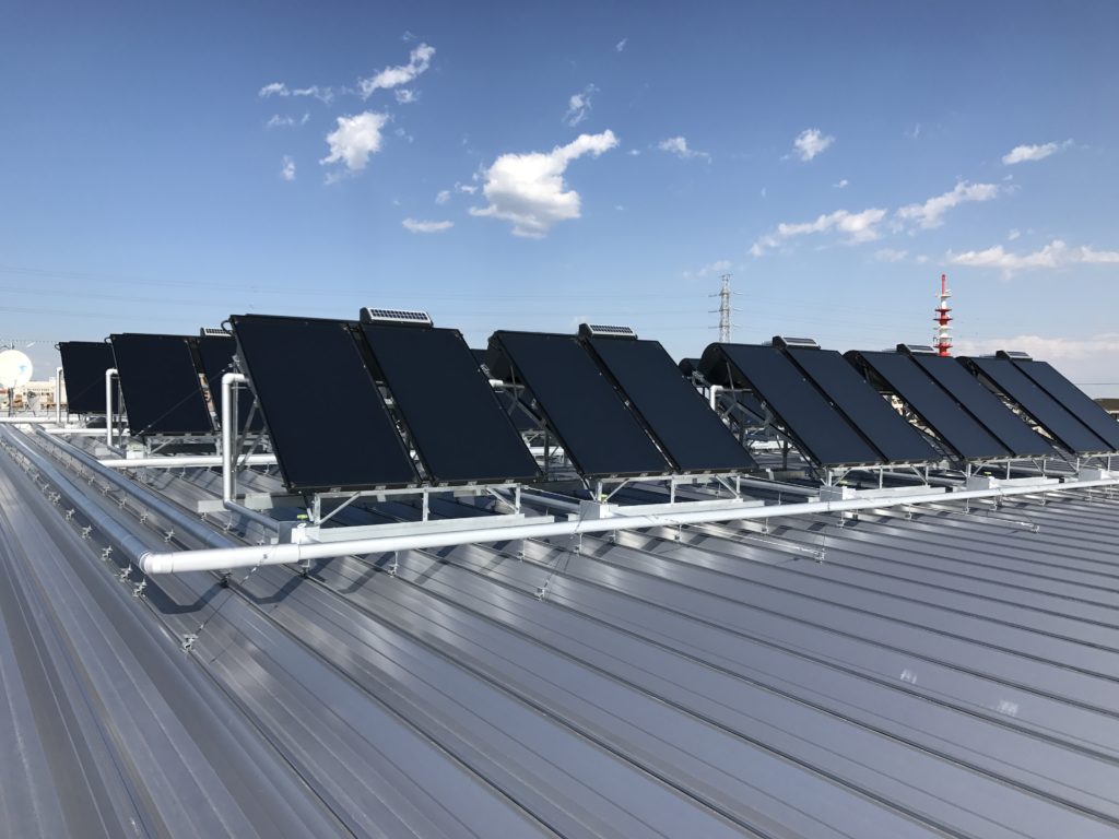 屋根設置太陽熱温水器群：強制循環型